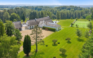 Denne ejendom på Stumpedyssevej i Hørsholm er blandt de største huse til salg i Danmark. Foto: Elbæks Ejendomsmægler.