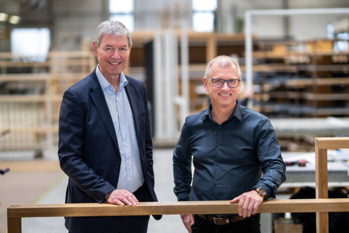 Administrerende direktør i Dovista Gruppen, Allan Lindhard Jørgensen (til venstre), og direktør i Krone Vinduer, Kaj Bundgaard, i Krone Vinduers produktion i Harken ved Hjørring. Foto: PR.