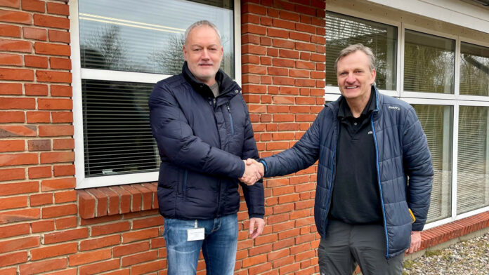 Bravida køber aktiviteterne i Stokbro El. Afdelingschef hos Bravida Danmark, Peter Renner Nehrkorn (til venstre) og ejer af Stokbro El, Jørgen Stokbro. Foto: PR.