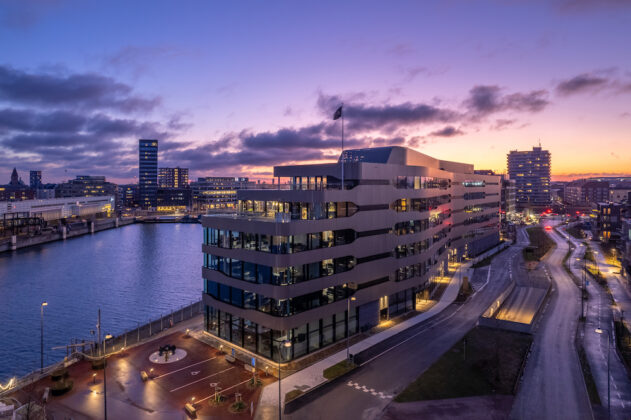 DFDS’ nye domicil på Marmormolen i Københavns Nordhavn er kåret til Årets kontorbyggeri 2023. Foto: Emil Lund Pedersen.