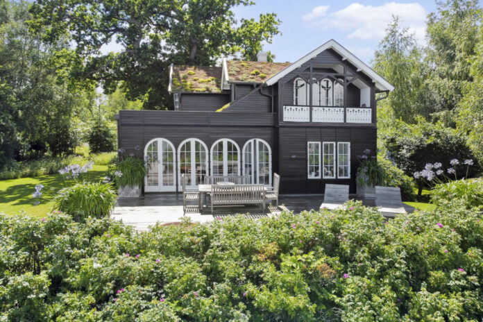Janus Friis sætter sommerhus i Dronningmølle til salg for 40 millioner. Foto: Camilla Thouber.