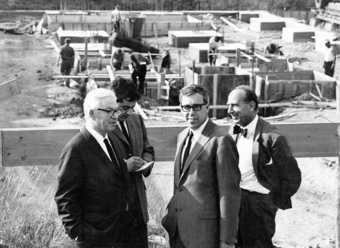Arkitekterne Arne Jacobsen og Otto Weitling. Foto: Klaus Benz, Stadtarchiv Mainz.