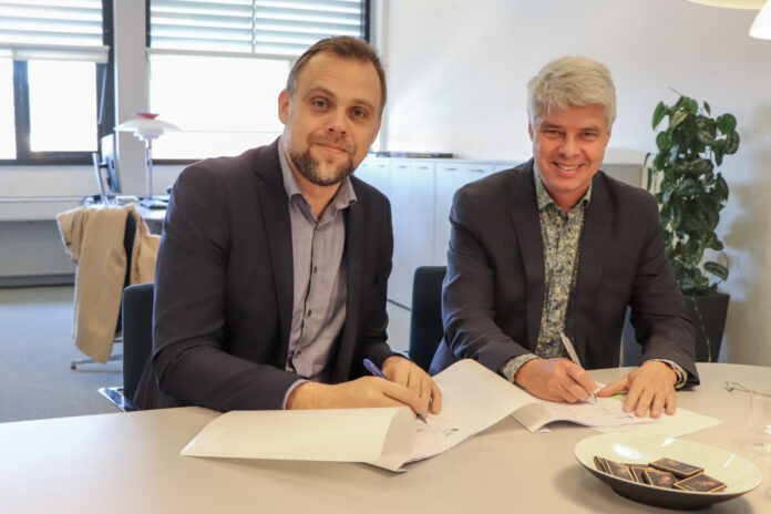 Borgmester i Halsnæs Kommune Steffen Jensen (til venstre) og direktør i Bovieran Lars Jacobsen underskriver købsaftalen. Foto: PR.