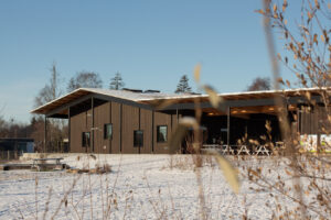 Børnehuset Sejs-Svejbæk i Silkeborg er blandt de tre finalister til Årets Bæredygtige Træbyggeri 2022. Foto: PR.