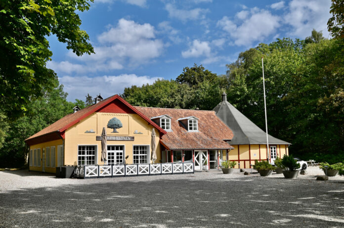 Hotel Skovpavillonen og Danhostel Kertemindeer sat til salg for 25 millioner kroner. Foto: EDC Erhverv Poul Erik Bech Fyn.