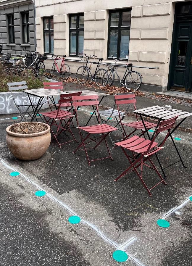 Runde cirkler i turkis skal sikre, at udeserveringsarealer ikke breder sig udover det tilladte. Foto: Københavns Kommune.