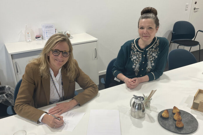 novo-nordisk-pharmatech-koeber-grund-i-koege-nord-aadalen-udvidelse-f-koege-kommune Ulla Grove Krogsgaard Thomsen, administrerende direktør for Novo Nordisk Pharmatech (til venstre) og borgmester i Køge Kommune, Marie Stærke. Foto: PR.