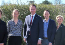 Politikere vil udskyde udvidelse af Amagermotorvejen med to år Fra venstre til højre: Programdirektør Lars Hansen fra Ørsted, MF Maria Durhuus (S), Mette Damgaard fra "Stop støjforureningen i Hvidovre Syd", transportminister Thomas Danielsen (V), borgmester i Hvidovre Kommune, Anders Wolf Andresen (SF), MF og kommunalbestyrelsesmedlem i Hvidovre Kommune, Charlotte Munch (DD) samt viceborgmester i Hvidovre Kommune, Søren Friis Trebbien (K). Foto: Hvidovre Kommune.