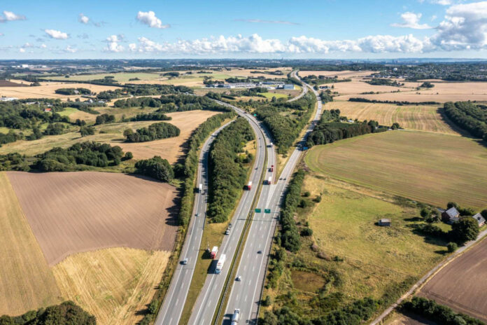 Arbejdet med at gøre klar til udvidelsen af motorvejen starter ved Aarhus S og fortsætter op mod Aarhus N frem mod sommerferien. Foto: Vejdirektoratet.