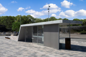 Arkitekt Claus Otto Nielsen står bag det nye ventemøbel på banegårdspladsen i Brønderslev. Foto: PR.