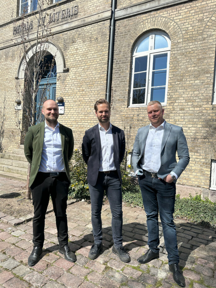 Morten Gram (i midten) er optaget som ny partner i EDC Erhverv Poul Erik Bech Sønderjylland. Sammen med Bjørn Borg (til venstre) og Morten Dahl Rask (til højre) danner de en ny partnerkreds i EDC Erhverv Poul Erik Bech Sønderjylland. Foto: EDC Erhverv Poul Erik Bech.