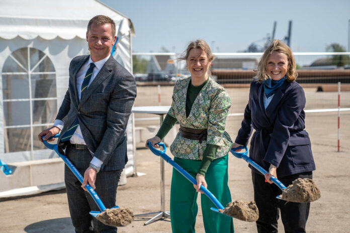 Transportminister Thomas Danielsen (V), overborgmester i Københavns Kommune, Sophie Hæstorp Andersen (S), og administrerende direktør Anne Skov fra By og Havn tog det første spadestik til Nordhavnstunnelen. Foto: Vejdirektoratet.