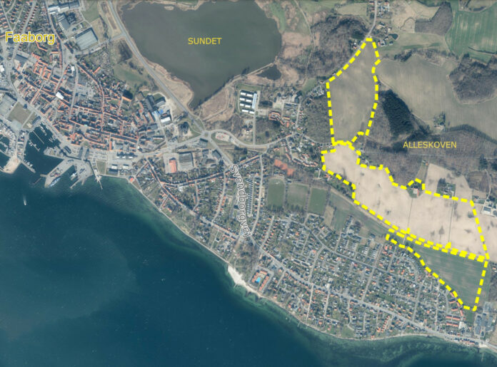 Investorer vil udvikle 360.000 kvadratmeter stort areal ved Alléskoven i Faaborg. Arealet er markeret med stiplet, gul linje. Foto: Faaborg-Midtfyn Kommune.