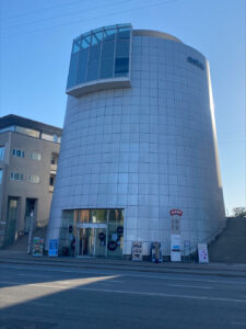 KFI køber Rotunden i Hellerup af Dades. Bygningen er tegnet af Henning Larsen og rummer blandt andet en Meny-butik. Foto: PR.