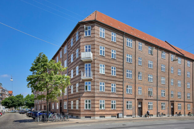 Facaden på AB Erik Ejegods ejendom på Vesterbro er blevet gennemgribende renoveret. Foto: PR.