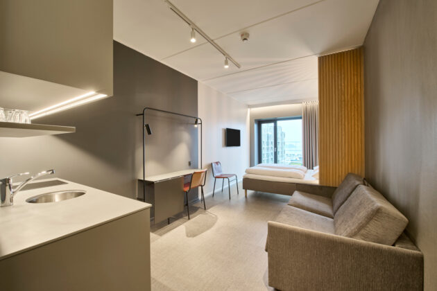 Et "Living værelse" til længerevarende ophold. Foto: Zleep Hotels.