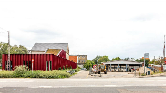Sønderborg Kommune vil sælge DSB-grunden ved Ungdomskulturhuset Mejeriet, så der kan bygges et nyt kollegium. Foto: Sønderborg Kommune.