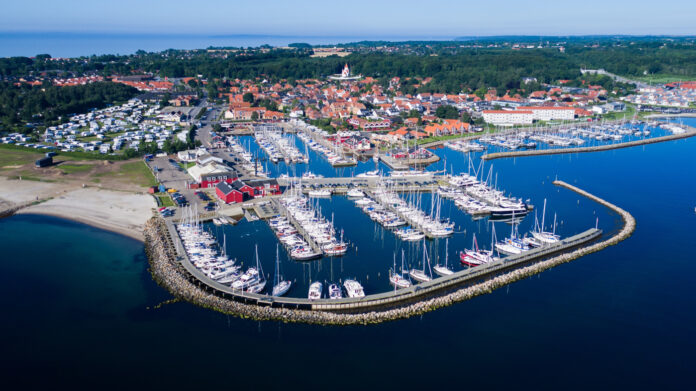 Havneområdet i Juelsminde kan se frem til en række større investeringer i de kommende år. Blandt andet et nyt havnetorv og bedre sammenhæng mellem havn og by. Foto: Hedensted Kommune.