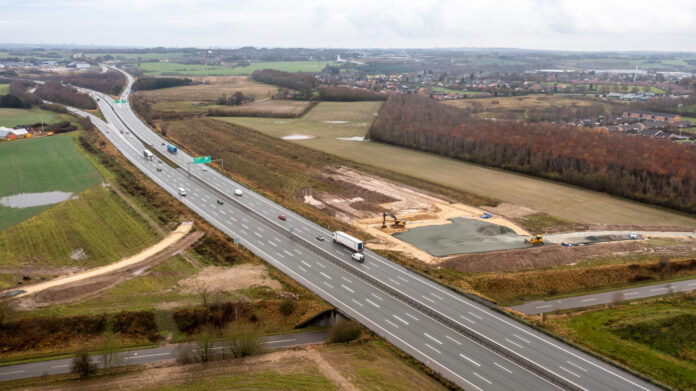 Vejdirektoratet bygger over en kilometer støjvold rundt om Hørning. Foto: Vejdirektoratet.