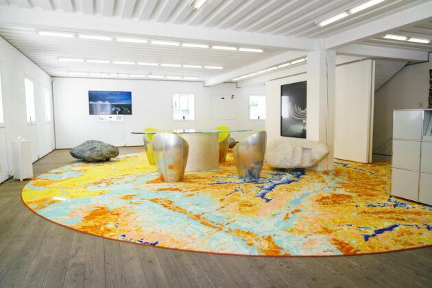 Ege Carpets har i samarbejde med Olafur Eliassons Studio Other Spaces i Berlin skabt tæppet til udstillingen Räumliche Solidaritäten på museet Das Gelbe Haus i den schweiziske by Flims. Foto: Mathias Løvgreen.