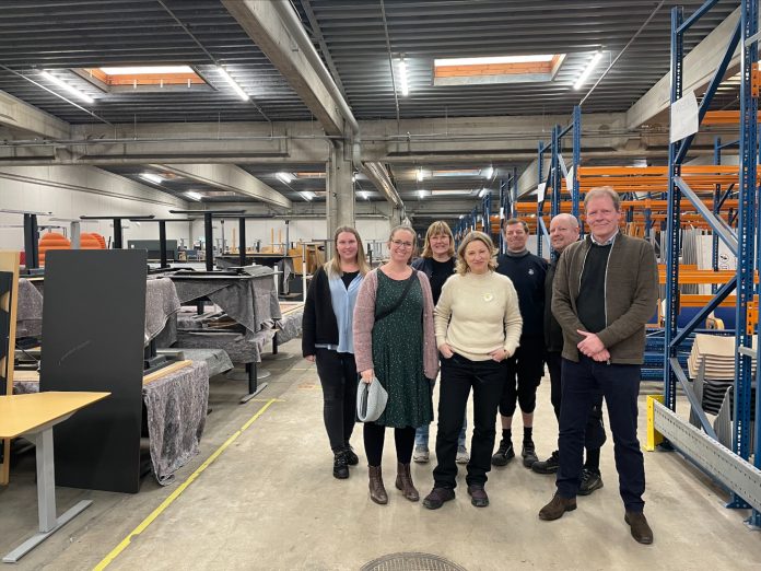 Københavns overborgmester Sophie Hæstorp Andersen (i midten) har allerede været på besøg for at se, hvordan det nye genbrugslager fungerer i praksis. Foto: PR.
