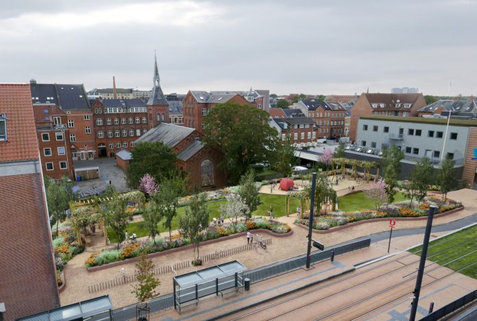 ny-lommepark-odense-vestre-stationsvej-kongensgade-letbanen-f-kommunen Odense Kommune etableres en lommepark med legeplads på Vestre Stationsvej. Tegnestuen Land+ har tegnet lommeparken.