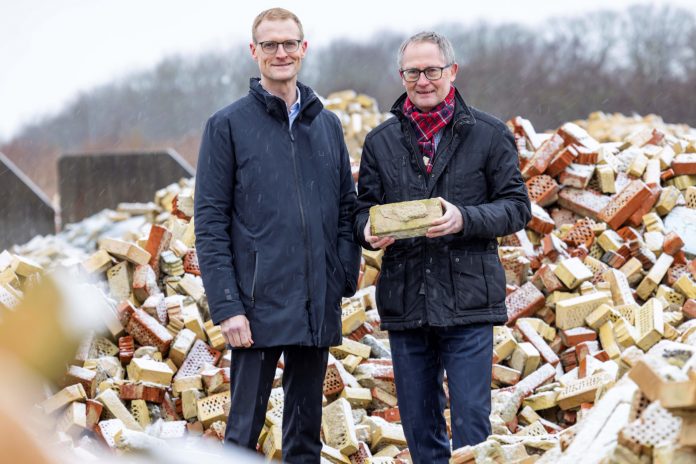 Administrerende direktør for Randers Tegl Thomas Piper (til venstre) og administrerende direktør Steen Madsen fra Genbrugssten. Foto: PR.