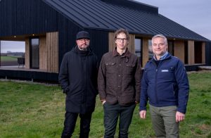 "Det Levende Hus" har opført Skovhuset i Glumsø, mens Davidsens Tømmerhandel har leveret materialer. Foto: PR.