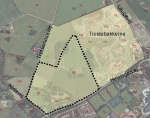 3G Entreprise vil bygge boliger i den vestlige del af Troldebakkerne i Helsinge. Området er markeret med stiplede linjer. Foto: Gribskov Kommune.