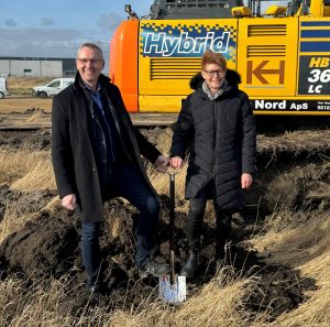 Første spadestik på Verdo's nye byggeri på Ankeret i Aalborg. På billedet ses afdelingschef Max Pehrson Frederiksen og HR-direktør Margrete Larsen. Foto: PR.