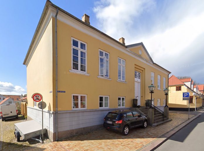 Et tidligere rådhus på på Sankt Annagade i Bogense er sat til salg. Foto: Google Maps.