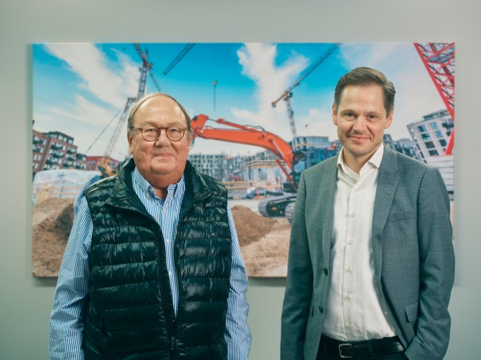Tidligere direktør og stifter af H.P. Entreprenørmaskiner, Hans Peter Pedersen (til venstre) og Semler Gruppens administrerende direktør Ulrik Drejsig. Foto: PR.