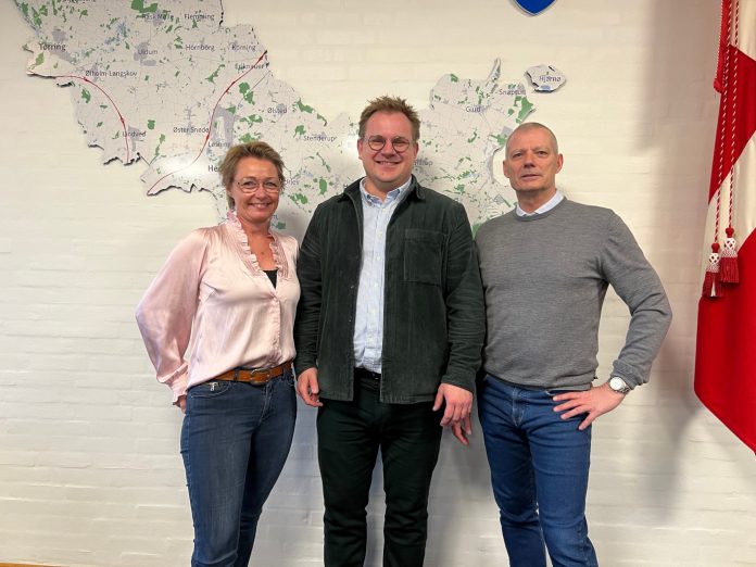 Mikkel Lindskov Petersen (i midten) er ny direktør for Vækst, Teknik & Fællesskab i Hedensted Kommune. Her i selskab med kommunaldirektør Marianne Berthelsen og borgmester Ole Vind (V). Foto: PR.