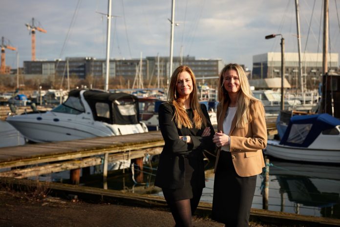 maria-boettcher-krolack-ejendomsmaegler-estate-sydhavn-maria-schichtling-sweet-homes-f-pr Ejendomsmægler og indehaver af Estate Sydhavnen, Maria Bøttcher Krolack (til venstre), og ejendomsmægler Maria Schlichting, indehaver af Sweet-Homes, skal stå for henholdsvis salg og udlejning af nye boliger på Stejlepladsen. Foto: PR.