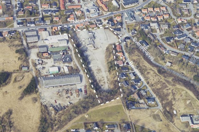 Ny lokalplan giver mulighed for, at der kan bygges boliger, butikker og plejehem på det gamle cementstøberi i Frejlev. Foto: Aalborg Kommune.