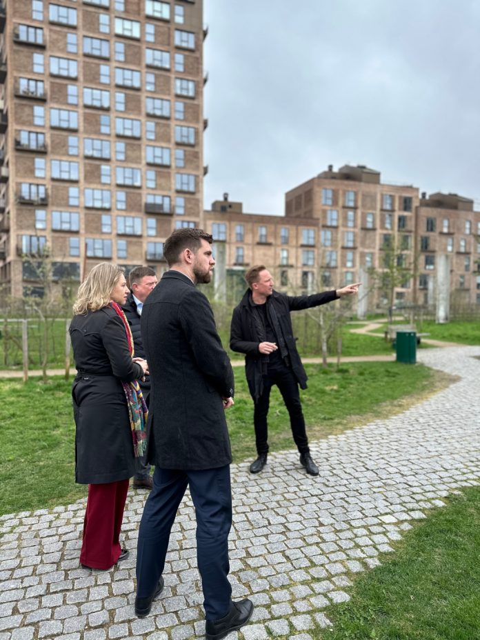 Minister for byer og landdistrikter, Morten Dahlin (V), og overborgmester i København, Sophie Hæstorp Andersen (S), mødtes på Grønttorvet i Valby. Foto: PR.