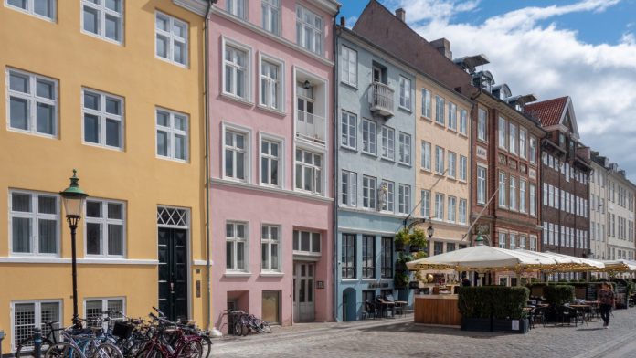 Ejendom på Nyhavn 57 i København er blevet solgt med en rekordhøj kvadratmeterpris. Foto: EDC Erhverv Poul Erik Bech København.