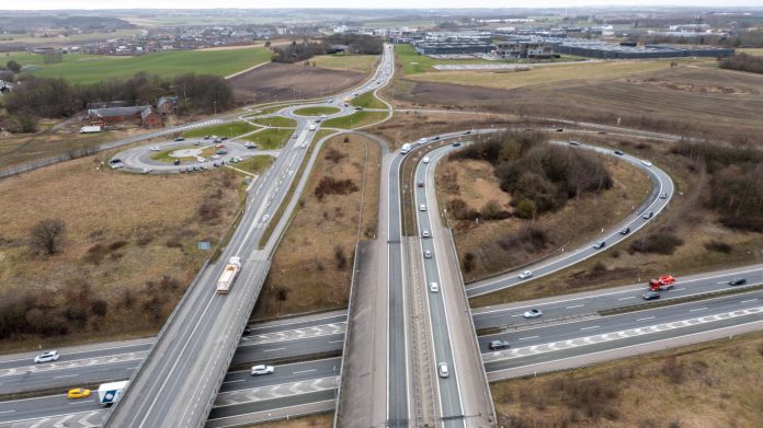 Århusvej i Søften skal udvides for at lette trafikken ud til motorvejen. Foto: Vejdirektoratet.