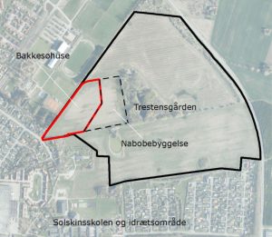 Bakkesøhuse opføres ved Trestensgården. De 80 rækkehuse opføres inden for arealet, der er afgrænset med en rød linje. Foto: Slagelse Kommune.