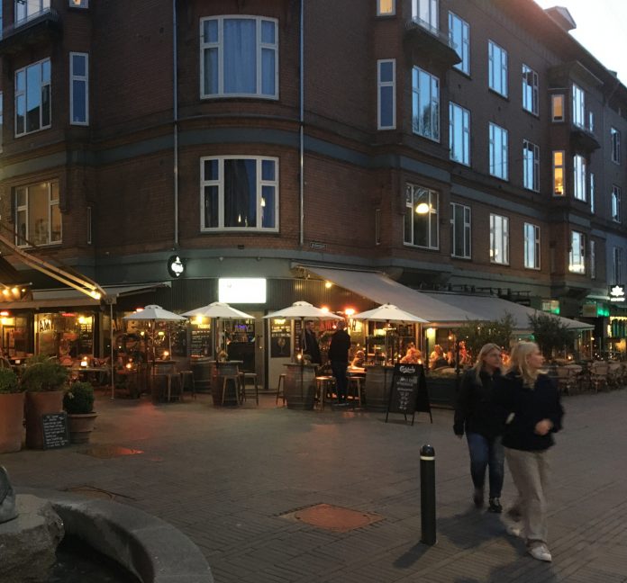 Restauranter med udeservering i Odenses midtby. Foto: Dansk Byudvikling.