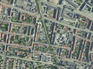 Parkeringshuset skal opføres på arealet markeret øverst, mens udvidelsen af Aalborg Handelsskole omfatter arealet nederst på billedet. Foto: Aalborg Kommune.