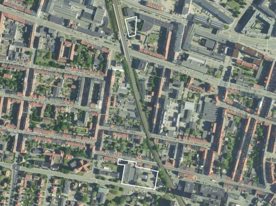 Parkeringshuset skal opføres på arealet markeret øverst, mens udvidelsen af Aalborg Handelsskole omfatter arealet nederst på billedet. Foto: Aalborg Kommune.