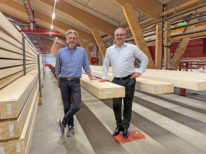Administrerende direktør i Superwood, Ole Dalsgård Nielsen (til venstre), og Hans Henrik von Platen-Hallermund, administrerende direktør i Lilleheden. Foto: PR.