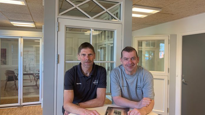 Henning Nielsen (til venstre) og Flemming Iversen kan begge fejre 40-års jubilæum hos Outrup Vinduer & Døre. Foto: PR.
