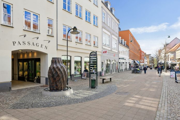 Ejendommen på Skomagergade 15 i Roskilde er sat til salg. Foto: EDC Erhverv Poul Erik Bech Roskilde.