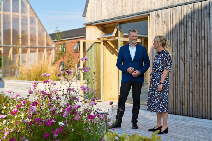 Martin Ravn-Nielsen, administrerende direktør i Huscompagniet, og Anne Ramskov, administrerende direktør i Velux Danmark. Foto: PR.