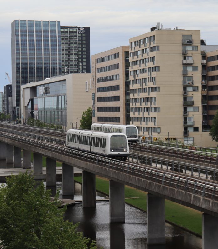 Metro på højbane i Ørestad i København. Foto: Dansk Byudvikling.