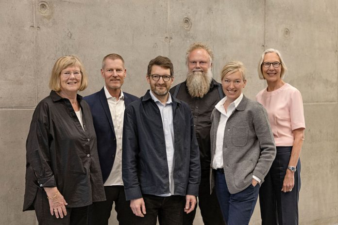 Praksis Arkitekters bestyrelse. Fra venstre: Vibeke Frank, tidligere Group Vice President HR Carlsberg Breweries, arkitekt Kristian Hagemann (formand), arkitekt og direktør Christian Tilma, Indehaver og arkitekt Mette Tony, indehaver og arkitekt Mads Bjørn Hansen, og Maria Rørbye Rønn, Generaldirektør Danmarks Radio. Foto: Laura Stamer.