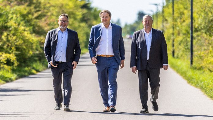 Rambøll køber K2 Managment. Fra venstre: Medstifter af K2 Management, Lars K. Hammershøj, Tim Fischerdirektør for Rambølls globale vinddivision, og medstifter af K2 Management Per K. Melgaard. Foto: PR.