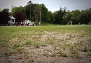 Salg af fodboldbanerne Sahara i Vejgaard kan bane vej for nye ældreboliger. Banerne er noget medtagede af, at de bruges til fodboldtræning om vinteren.